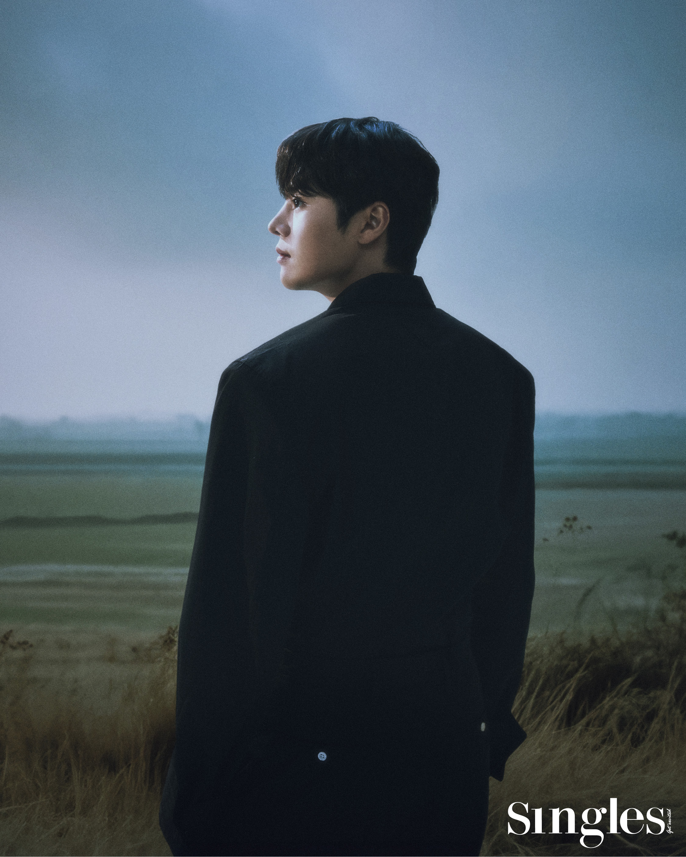 려운의 싱글즈 7월 호 화보 이미지. 려운이 착용한 재킷과 팬츠는 모두 프라다. 려운 재킷, 려운 수트. 려운 프라다, 악한영웅 려운